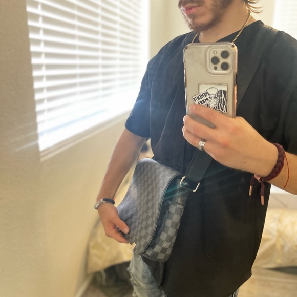 Louis Vuitton Damier Graphite Messenger Bag - Picture 11 of 12